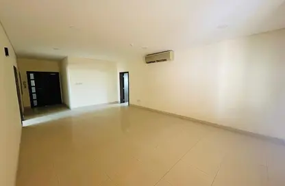Office Space - Studio - 3 Bathrooms for rent in Busaiteen - Muharraq Governorate