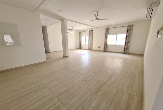 Apartment - 4 Bedrooms - 3 Bathrooms for rent in Al Juffair - Capital Governorate
