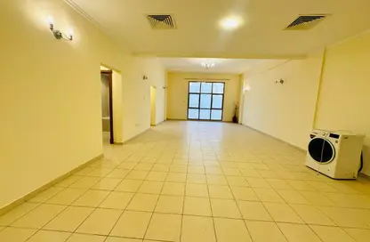Apartment - 3 Bedrooms - 3 Bathrooms for rent in Sanabis - Manama - Capital Governorate