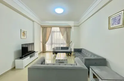 Apartment - 3 Bedrooms - 3 Bathrooms for rent in Sanabis - Manama - Capital Governorate