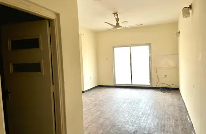 Empty Room image for: Apartment - 2 Bedrooms - 1 Bathroom for rent in Manama - Capital Governorate, Image 1