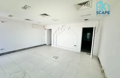 Show Room - Studio - 2 Bathrooms for rent in Bu Kowarah - Riffa - Southern Governorate