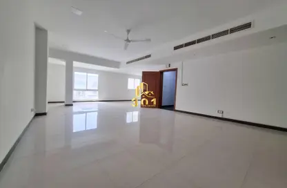 Apartment - 3 Bedrooms - 2 Bathrooms for rent in Busaiteen - Muharraq Governorate