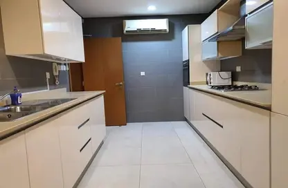 Kitchen image for: Apartment - 3 Bedrooms - 4 Bathrooms for rent in Busaiteen - Muharraq Governorate, Image 1