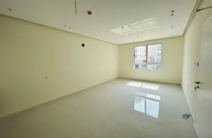 شقة - 4 غرف نوم - 5 حمامات للبيع في الحد - المحرق