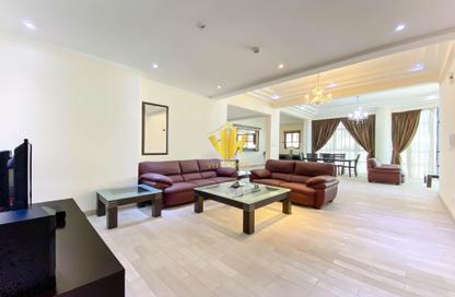 Apartment - 4 Bedrooms - 5 Bathrooms for rent in Al Juffair - Capital Governorate