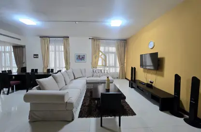 Apartment - 2 Bedrooms - 3 Bathrooms for rent in Busaiteen - Muharraq Governorate