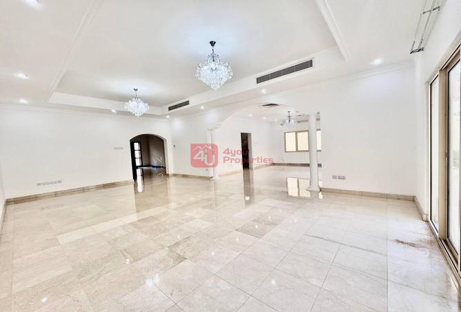 985227 - Property Image 2