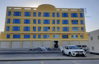 عمارة بالكامل - استوديو - 8 حمامات للايجار في الحد - المحرق