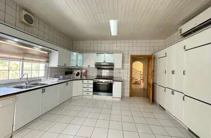 Villa - 5 Bedrooms - 4 Bathrooms for rent in Al Juffair - Capital Governorate