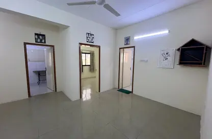 Apartment - 2 Bedrooms - 1 Bathroom for rent in Ras Rumman - Manama - Capital Governorate