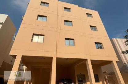 عمارة بالكامل - استوديو - 8 حمامات للبيع في عراد - المحرق
