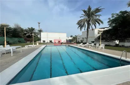 صورة لـ حوض سباحة فيلا - 5 غرف نوم - 4 حمامات للايجار في سار - المحافظة الشمالية ، صورة رقم 1