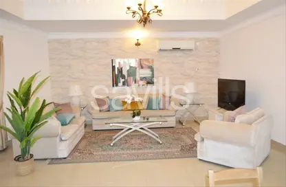 Living Room image for: Villa - 4 Bedrooms - 3 Bathrooms for rent in Al Juffair - Capital Governorate, Image 1