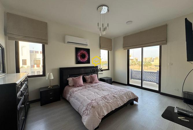 916602 - Property Image 2