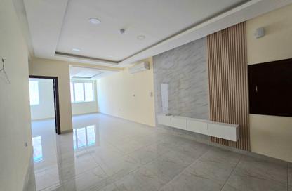 Apartment - 2 Bedrooms - 2 Bathrooms for rent in Busaiteen - Muharraq Governorate