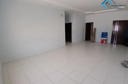 Apartment - 3 Bedrooms - 3 Bathrooms for rent in Busaiteen - Muharraq Governorate
