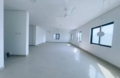 مكتب - استوديو - 2 حمامات للايجار في توبلي - المحافظة الوسطى