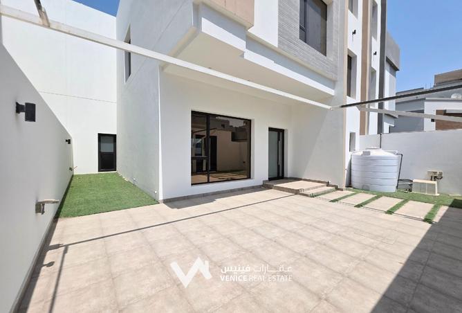 953323 - Property Image 2