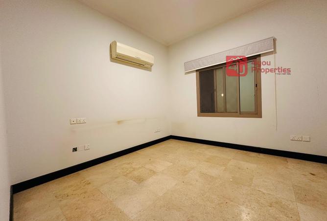 985262 - Property Image 3