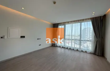 Empty Room image for: Apartment - 2 Bedrooms - 2 Bathrooms for rent in Janabiya - Northern Governorate, Image 1