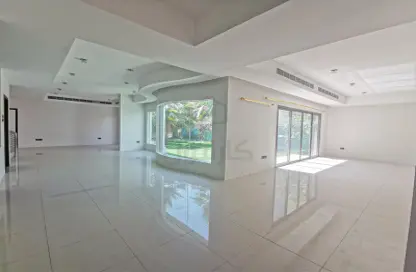 Empty Room image for: Villa - 5 Bedrooms - 6 Bathrooms for rent in Saar - Northern Governorate, Image 1