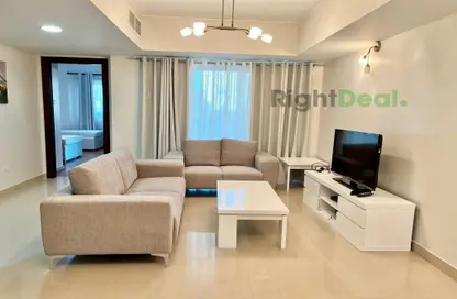 Living Room image for: Apartment - 2 Bedrooms - 2 Bathrooms for rent in Tala Island - Amwaj Islands - Muharraq Governorate, Image 1