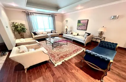 Living Room image for: Villa - 6 Bedrooms - 6 Bathrooms for rent in Zinj - Manama - Capital Governorate, Image 1