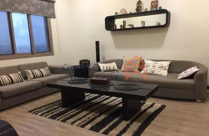 Living Room image for: Penthouse - 3 Bedrooms - 3 Bathrooms for sale in Bu Quwah - Northern Governorate, Image 1