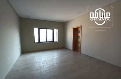 Empty Room image for: Apartment - 3 Bedrooms - 4 Bathrooms for rent in Malkiyah - Northern Governorate, Image 1