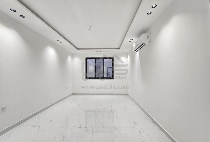 983301 - Property Image 2