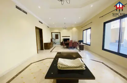 مجمع سكني - 4 غرف نوم - 5 حمامات للايجار في البسيتين - المحرق