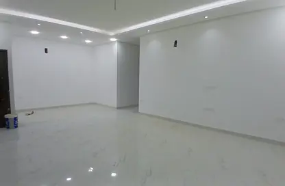 Villa - 5 Bedrooms - 6 Bathrooms for rent in Busaiteen - Muharraq Governorate