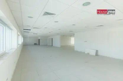 Empty Room image for: Office Space - Studio - 4 Bathrooms for rent in Sanabis - Manama - Capital Governorate, Image 1