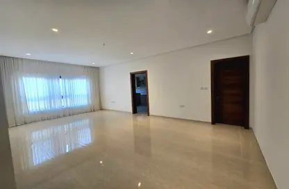 Apartment - 4 Bedrooms - 4 Bathrooms for rent in Busaiteen - Muharraq Governorate