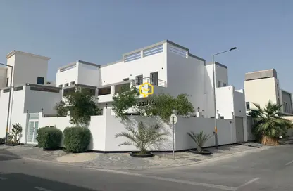 فيلا - 6 غرف نوم - 7 حمامات للبيع في الجنبية - المحافظة الشمالية