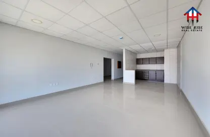 Empty Room image for: Office Space - Studio - 2 Bathrooms for rent in Janabiya - Northern Governorate, Image 1