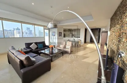 Apartment - 3 Bedrooms - 4 Bathrooms for rent in Al Juffair - Capital Governorate