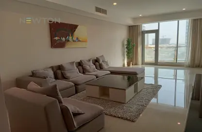 Living Room image for: Apartment - 2 Bedrooms - 3 Bathrooms for rent in Amwaj Marina - Amwaj Islands - Muharraq Governorate, Image 1