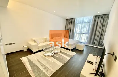 Living Room image for: Apartment - 1 Bathroom for rent in Bahrain Financial Harbour - Manama - Capital Governorate, Image 1
