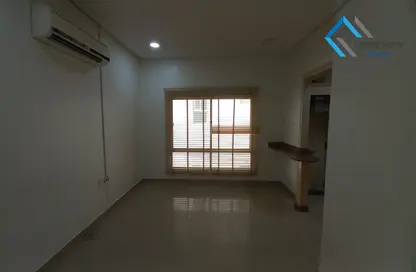Empty Room image for: Apartment - 1 Bedroom - 1 Bathroom for rent in Janabiya - Northern Governorate, Image 1