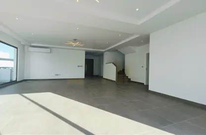 Empty Room image for: Compound - 3 Bedrooms - 4 Bathrooms for rent in Janabiya - Northern Governorate, Image 1