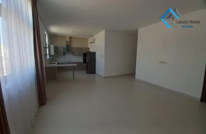 Empty Room image for: Apartment - 3 Bedrooms - 2 Bathrooms for rent in Saar - Northern Governorate, Image 1