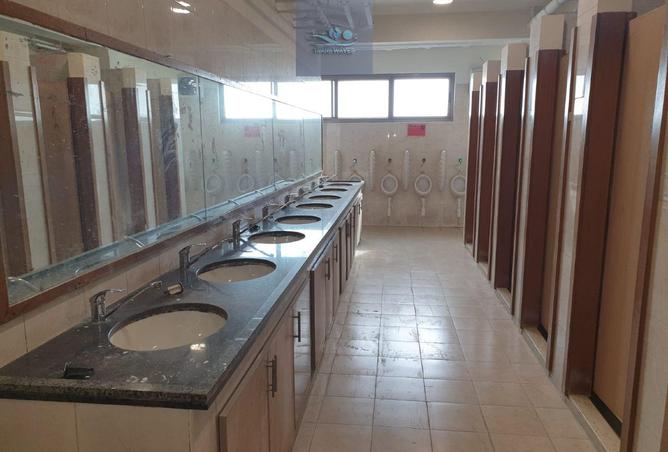 975586 - Property Image 2