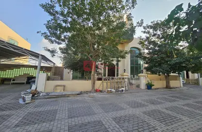 Villa - 4 Bedrooms - 5 Bathrooms for rent in Zinj - Manama - Capital Governorate