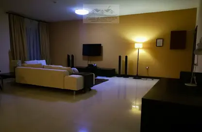 Living Room image for: Apartment - 2 Bedrooms - 3 Bathrooms for rent in Busaiteen - Muharraq Governorate, Image 1