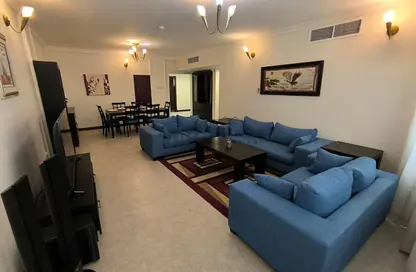 Apartment - 2 Bedrooms - 2 Bathrooms for rent in Busaiteen - Muharraq Governorate