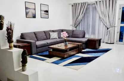 Living Room image for: Villa - 3 Bedrooms - 4 Bathrooms for rent in Busaiteen - Muharraq Governorate, Image 1