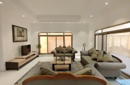Villa - 4 Bedrooms - 5 Bathrooms for rent in Saar - Northern Governorate