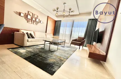 Living Room image for: Apartment - 2 Bedrooms - 4 Bathrooms for sale in Essence of Dilmunia - Dilmunia Island - Muharraq Governorate, Image 1
